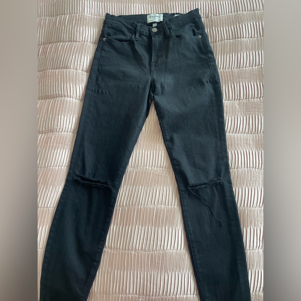 Black denim with slit on the knees for a cool look
